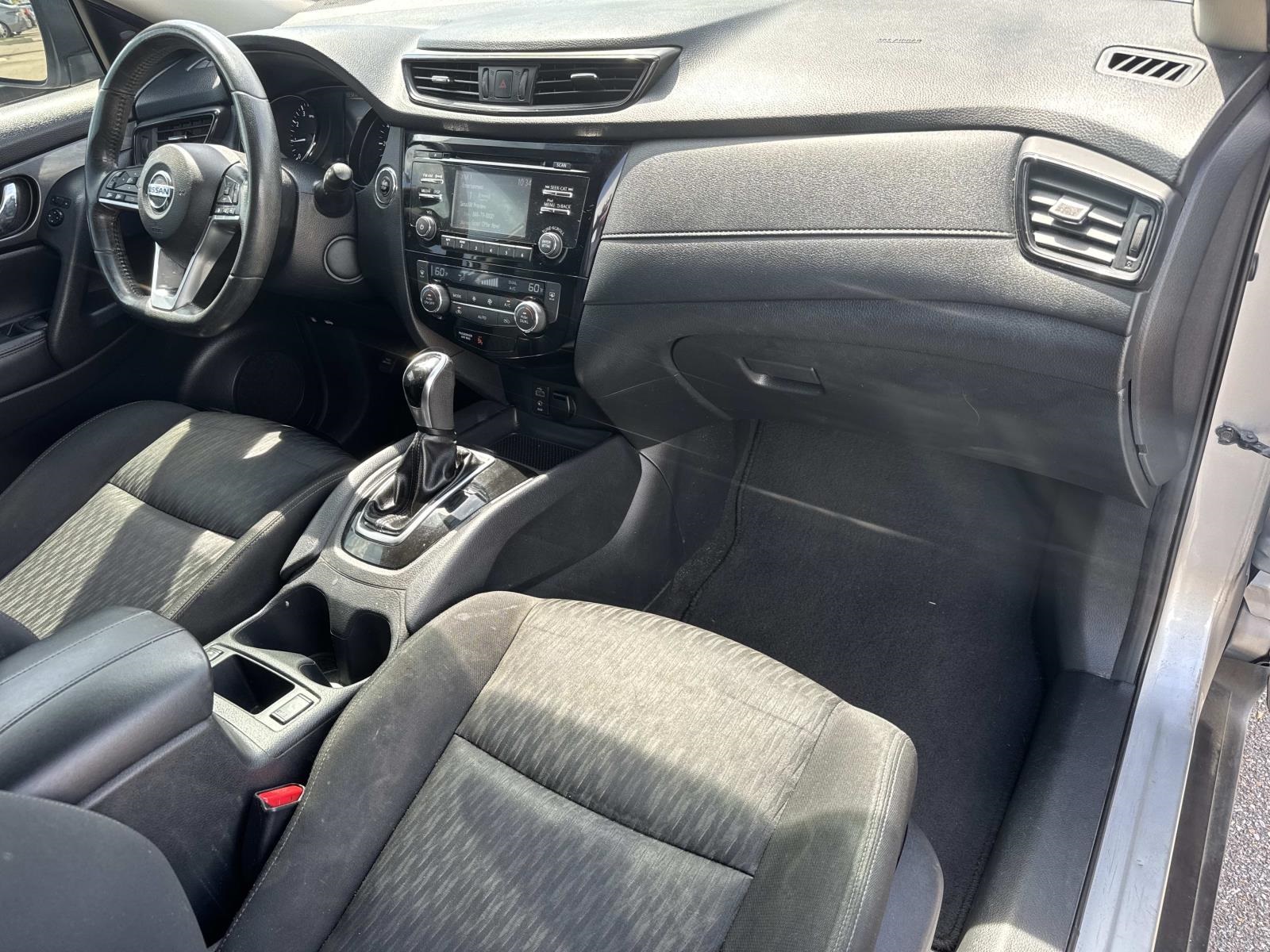 2017 Nissan Rogue SV photo 9
