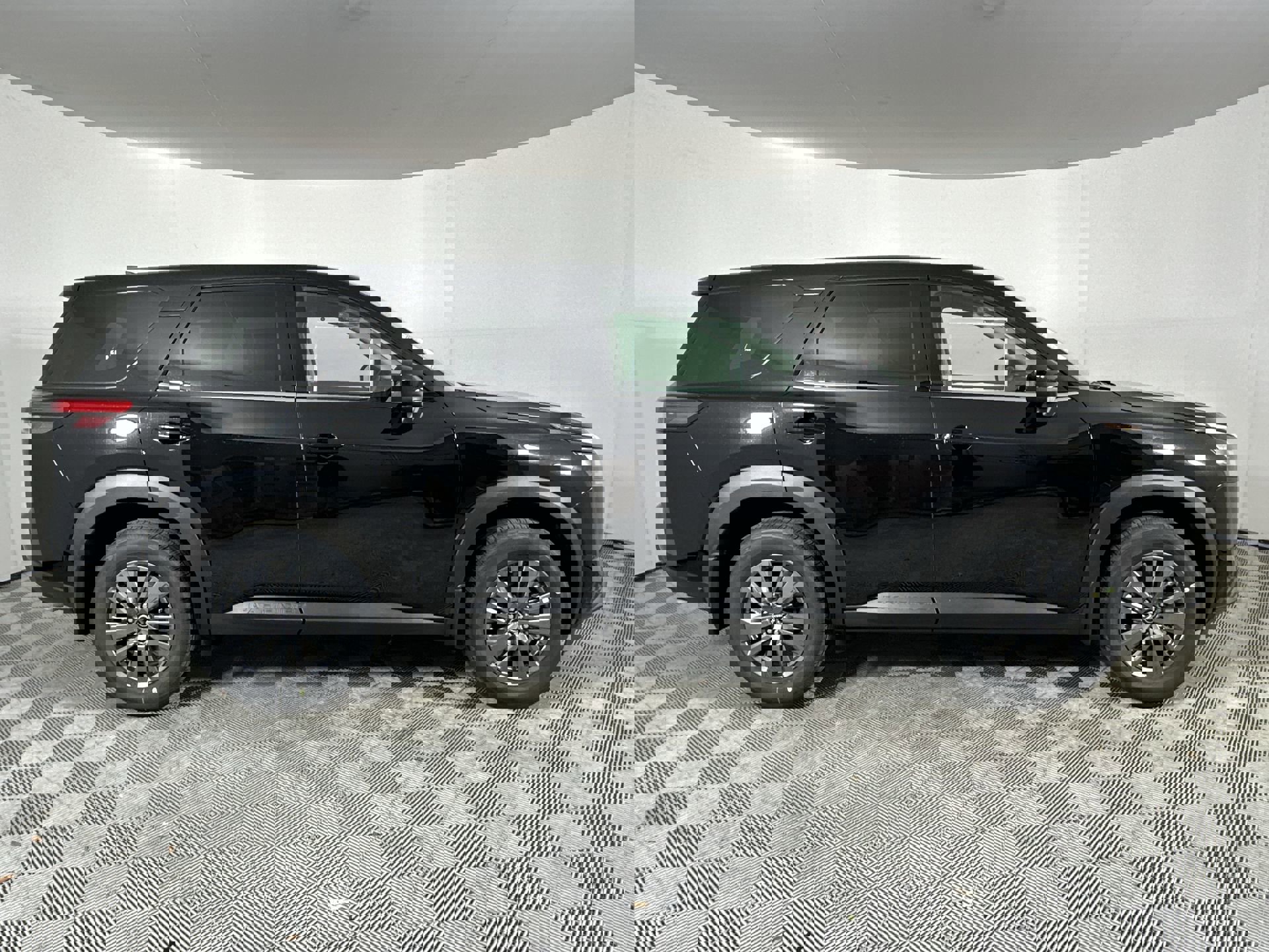 2025 Nissan Pathfinder S photo 5