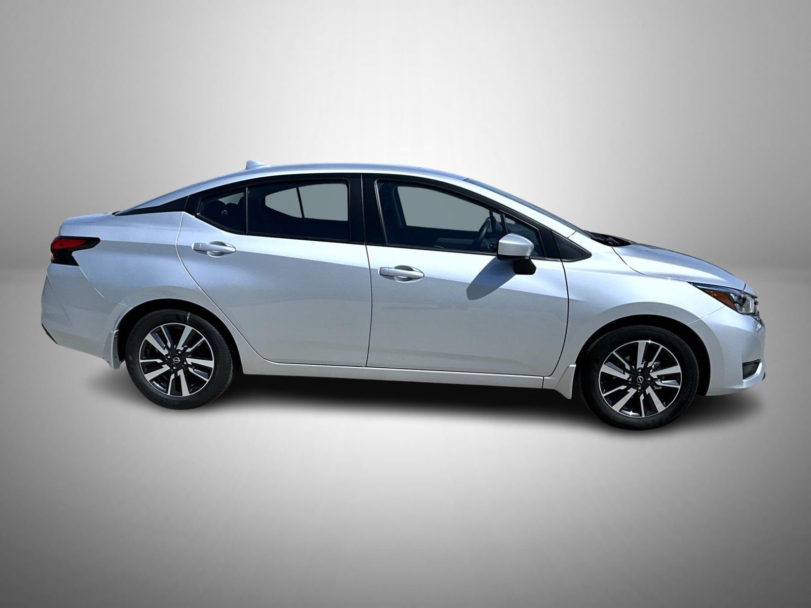 2025 Nissan Versa 1.6 SV photo 4