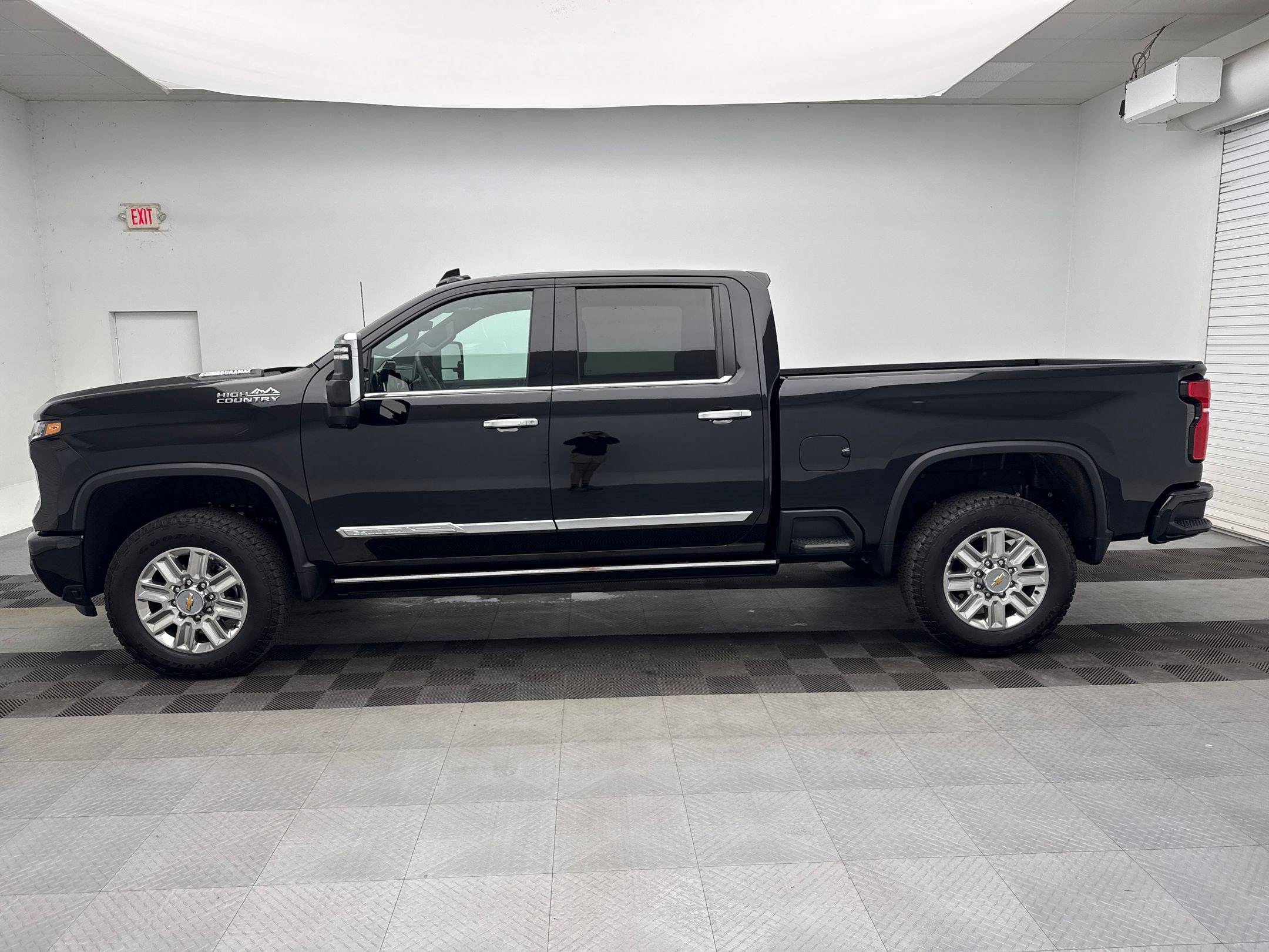 2025 Chevrolet Silverado High Country photo 2
