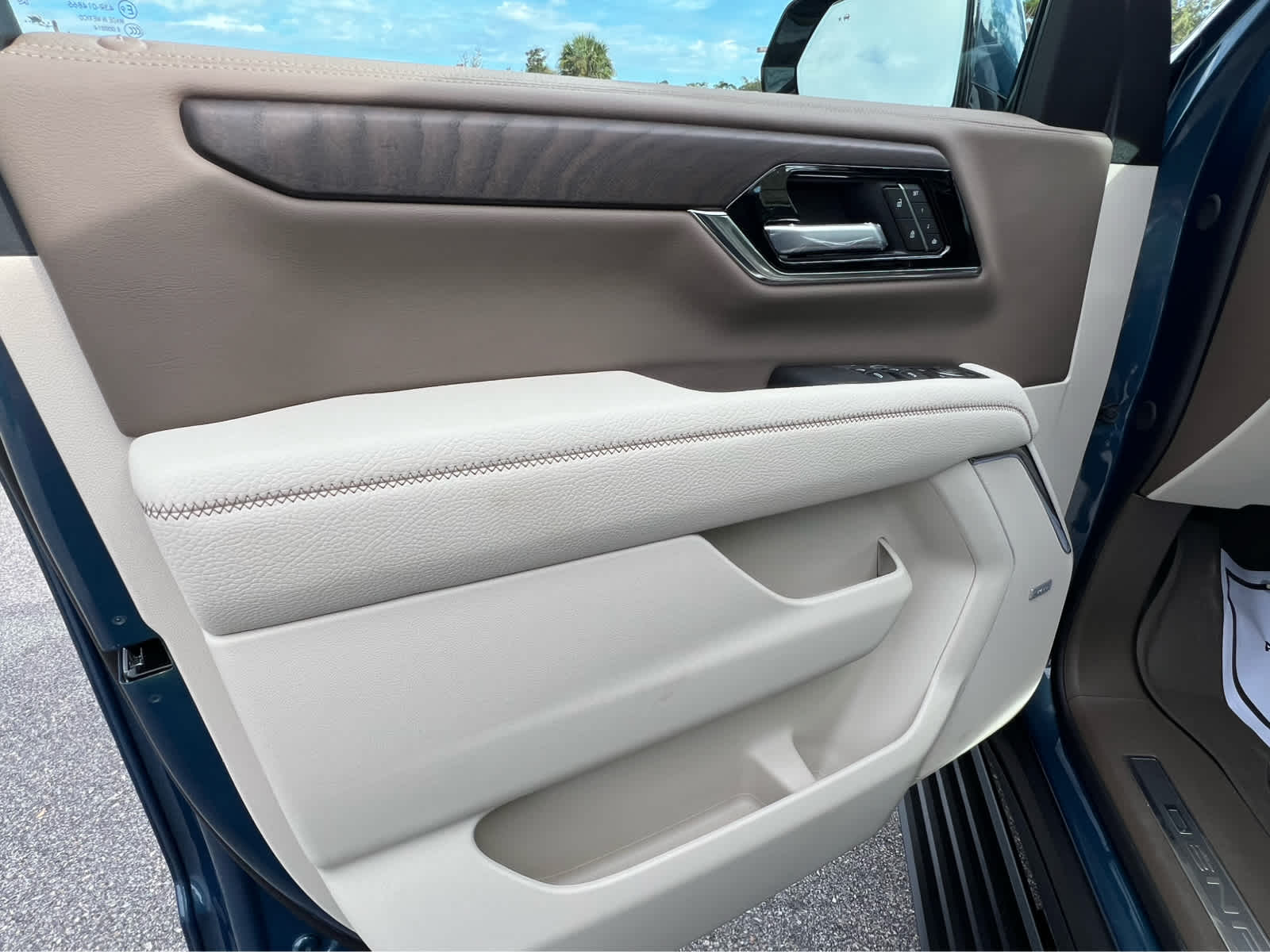 2025 Gmc Yukon Denali photo 11