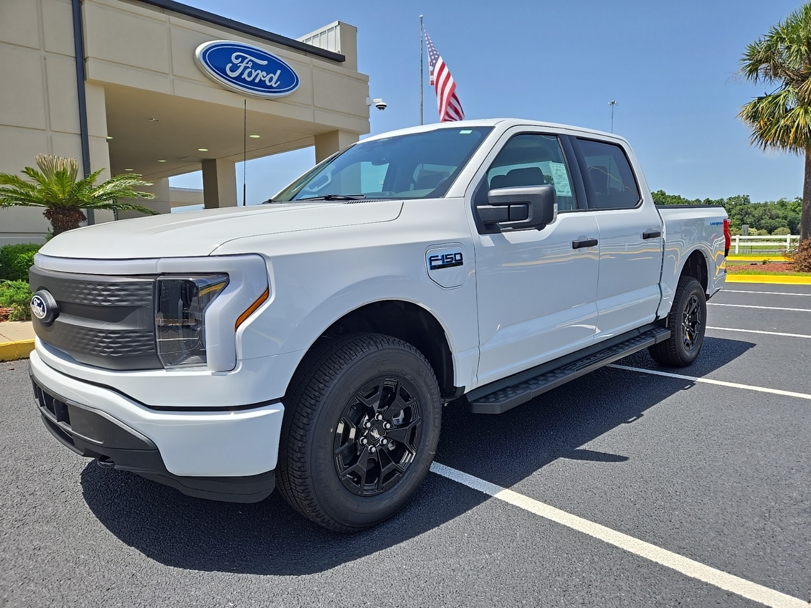 New 2025 Oxford White Ford XLT image 1