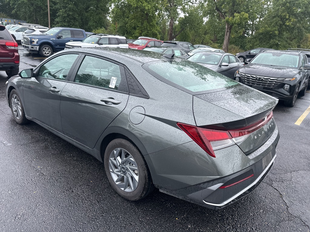 2024 Hyundai Elantra SEL photo 7