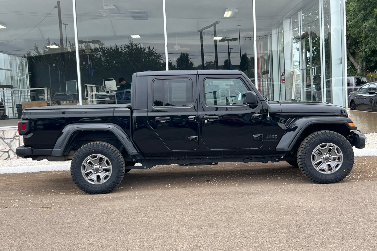 2022 Jeep Gladiator Sport S photo 2