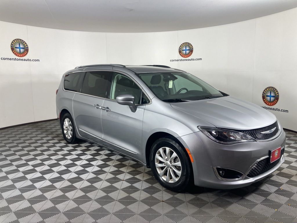 2018 Chrysler Pacifica Touring L photo 3