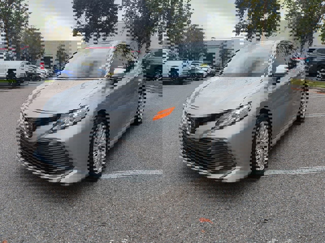 2019 Toyota Camry SE XLE Hybrid photo 2