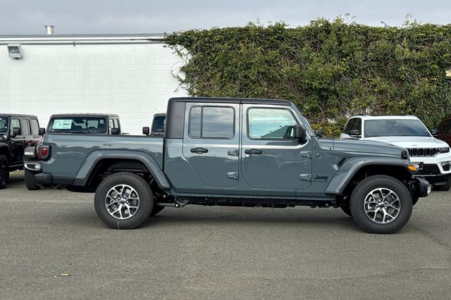 2025 Jeep Gladiator Sport photo 3