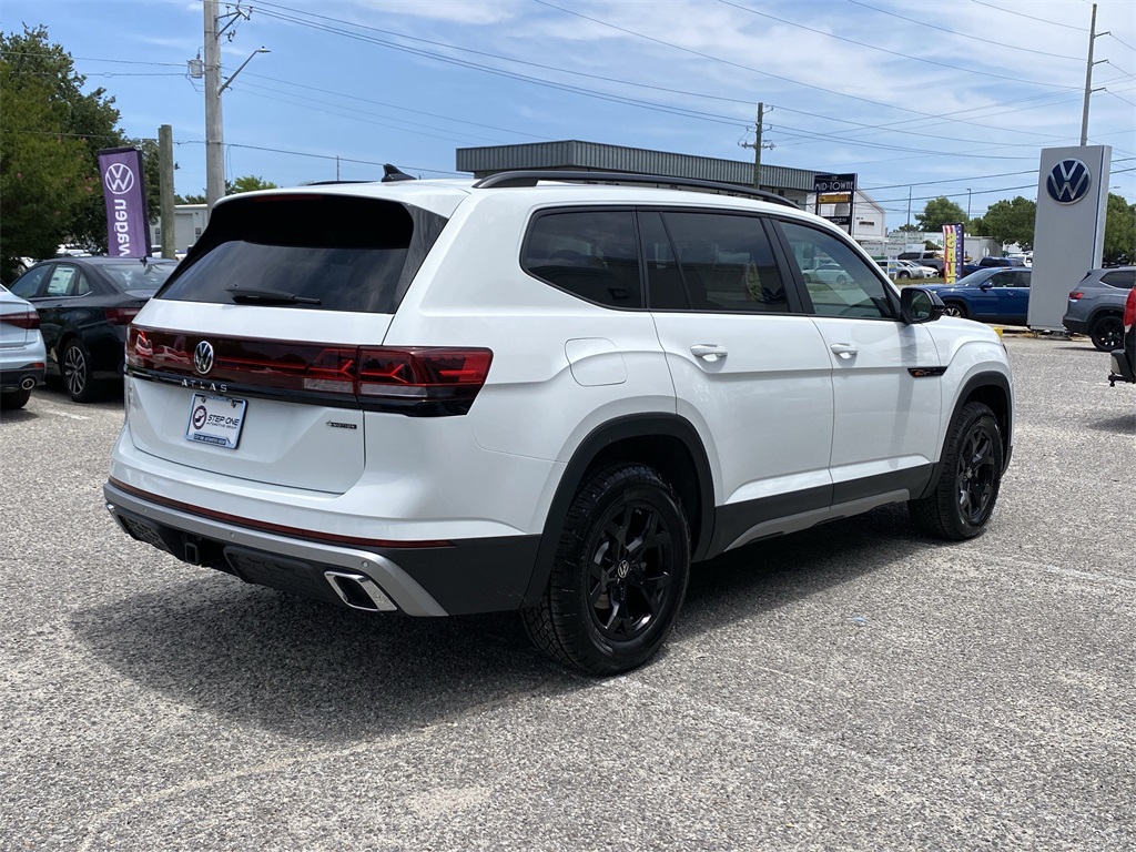 2025 Volkswagen Atlas Peak Edition SE photo 3