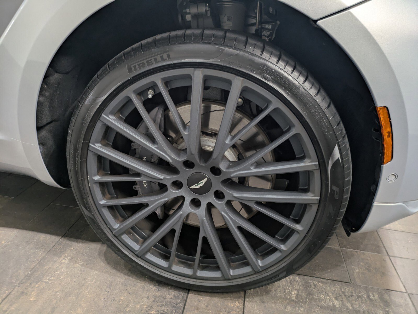 2024 Aston Martin DBX photo 4