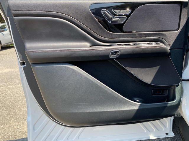 2022 Lincoln Aviator Standard photo 11