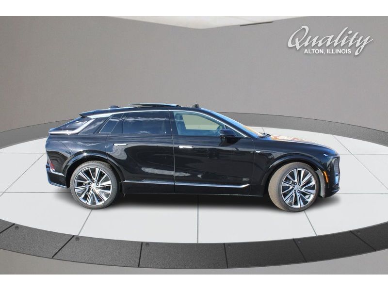 2024 Cadillac Lyriq Luxury photo 2