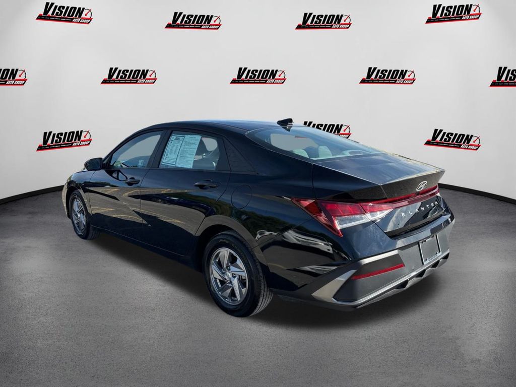 2024 Hyundai Elantra SE photo 7