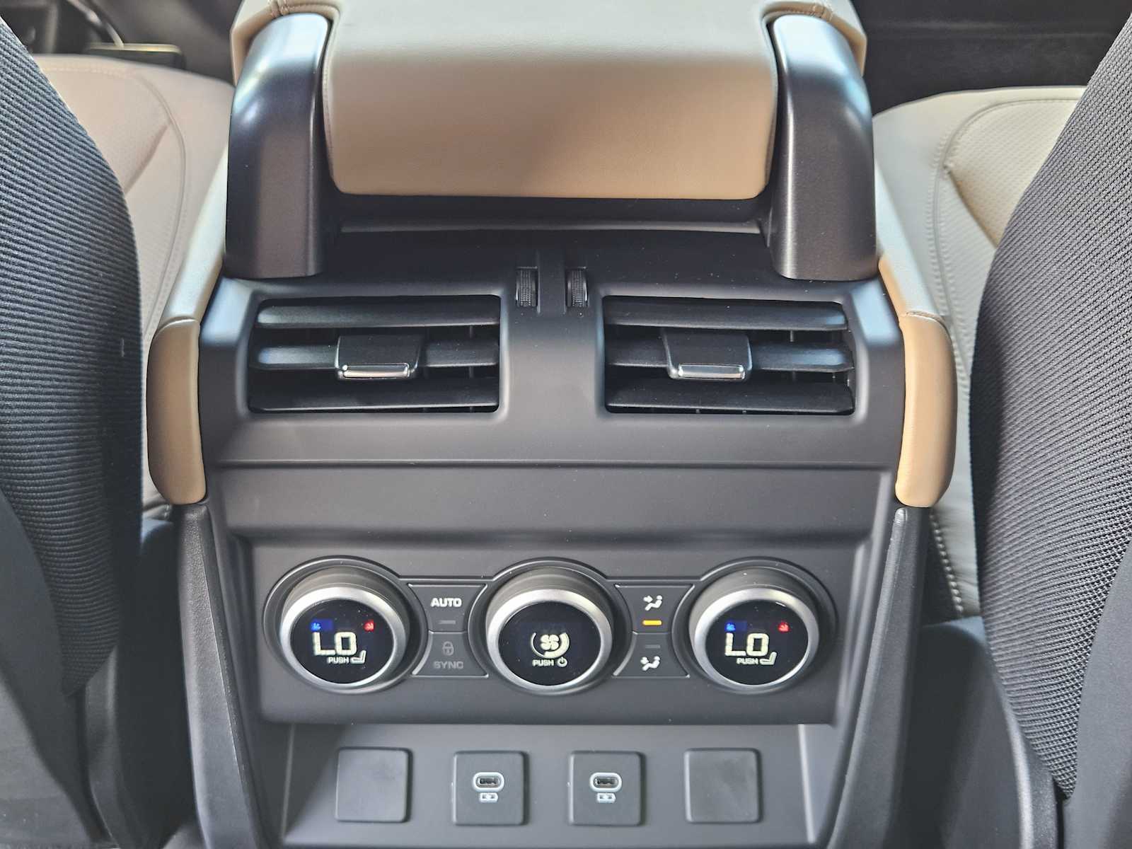 2025 Land Rover Defender 130 V8 photo 24