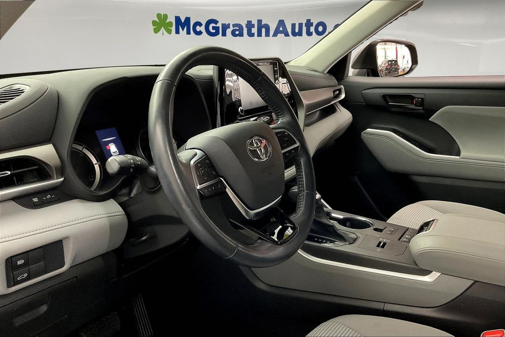 2021 Toyota Highlander Hybrid LE photo 12