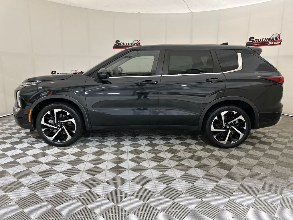 2022 Mitsubishi Outlander SE photo 2