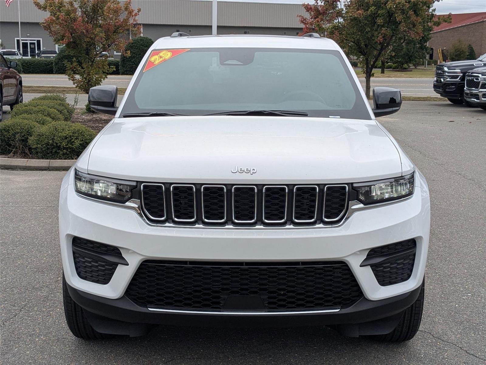 2025 Jeep Grand Cherokee Laredo X photo 2