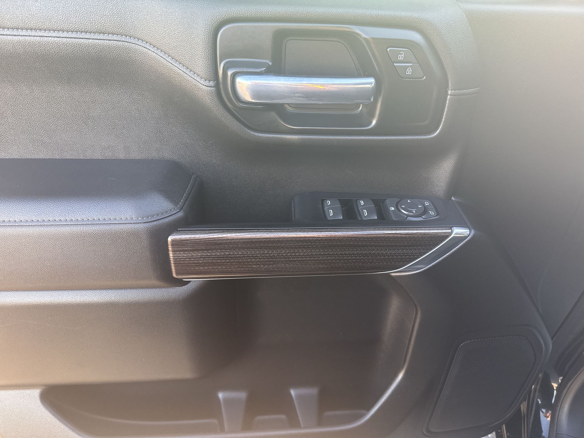 2021 Chevrolet Silverado 1500 LT photo 4