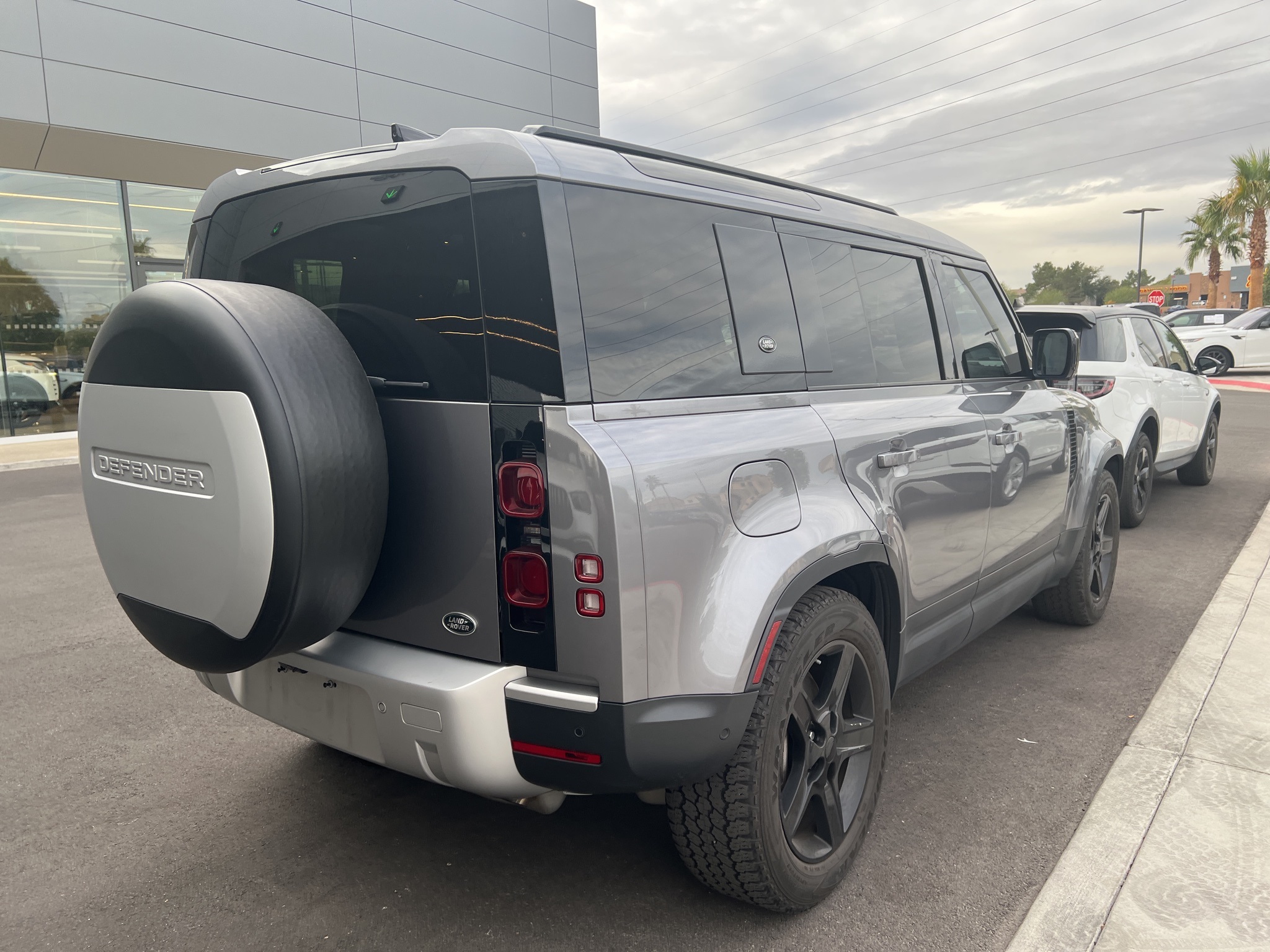 2020 Land Rover Defender 110 HSE photo 2