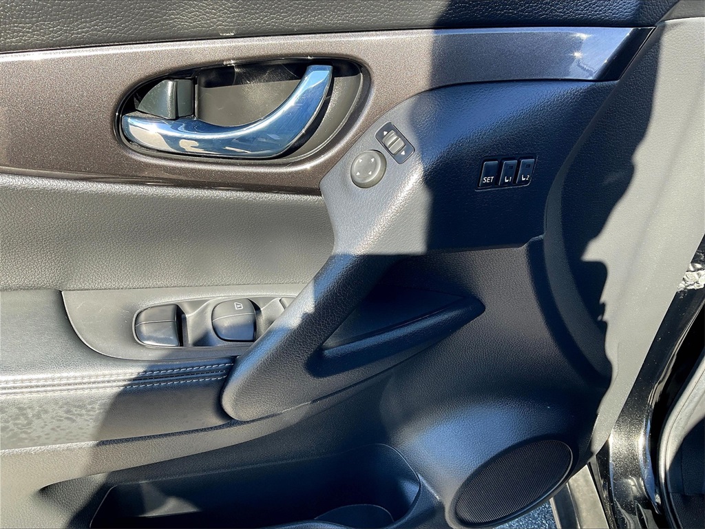 2019 Nissan Rogue SV photo 35