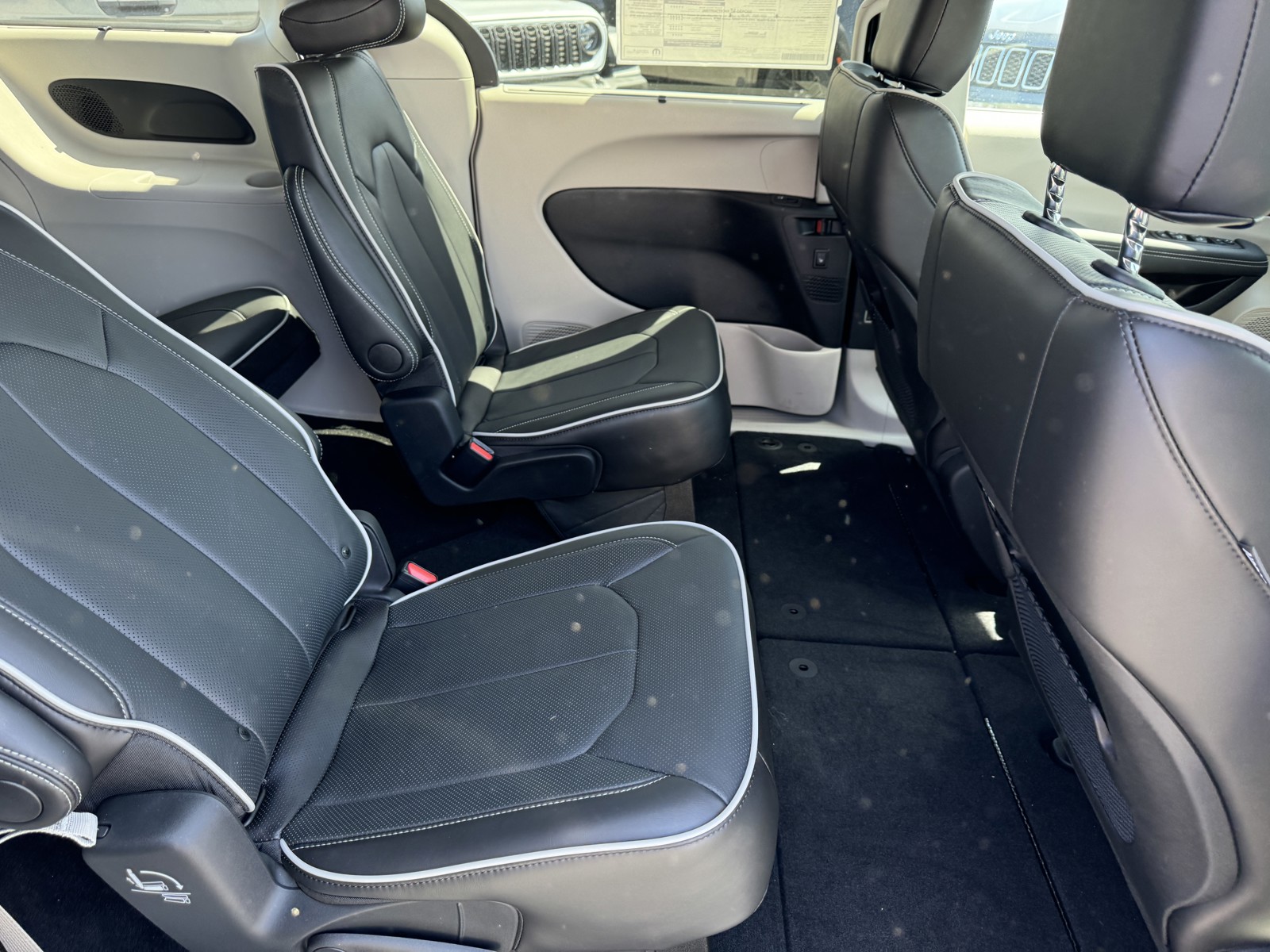 2024 Chrysler Pacifica Limited photo 9