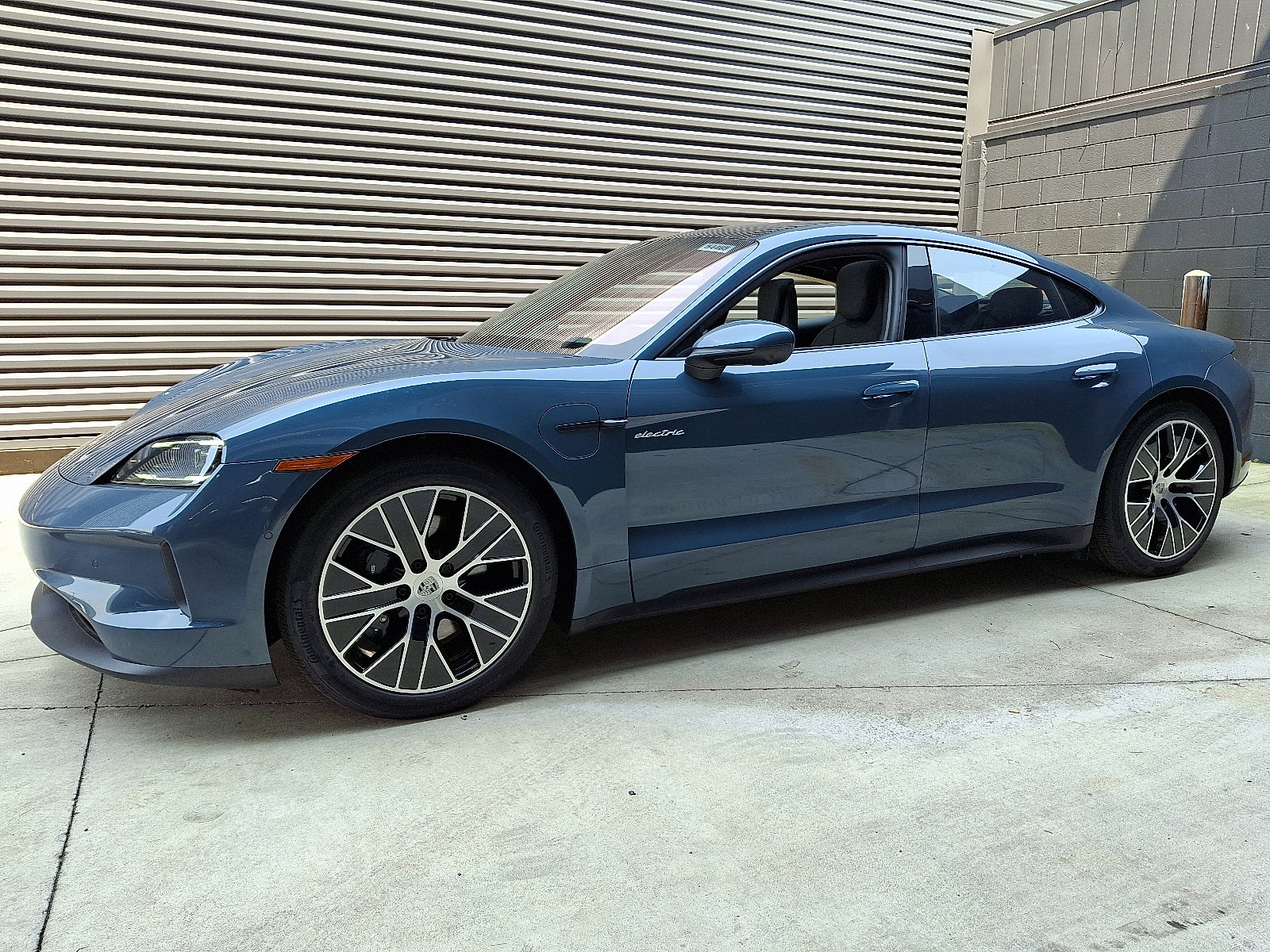 2025 Porsche Taycan 4 photo 2