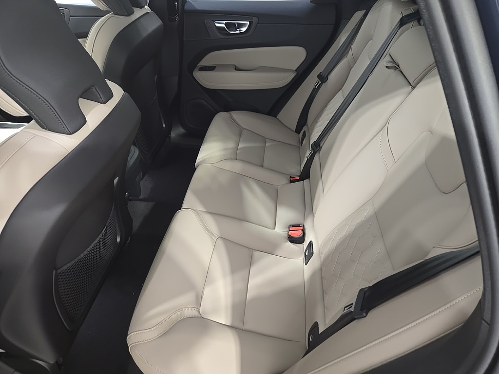 2026 Volvo XC60 B5 Plus photo 17