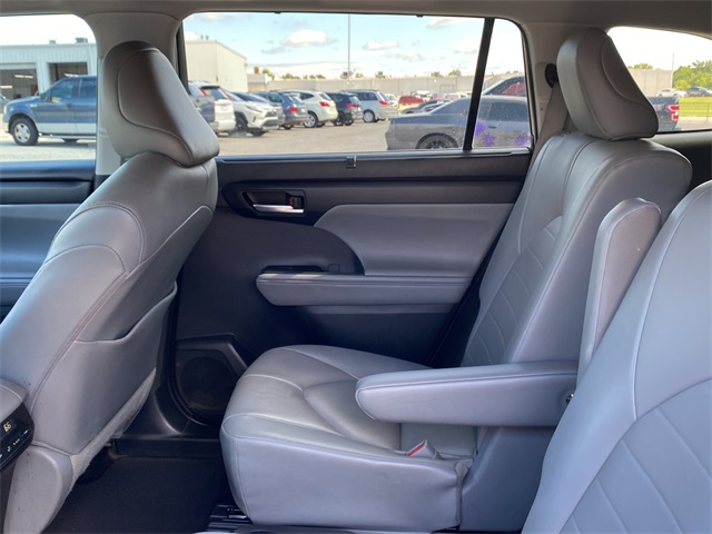 2021 Toyota Highlander XLE photo 13