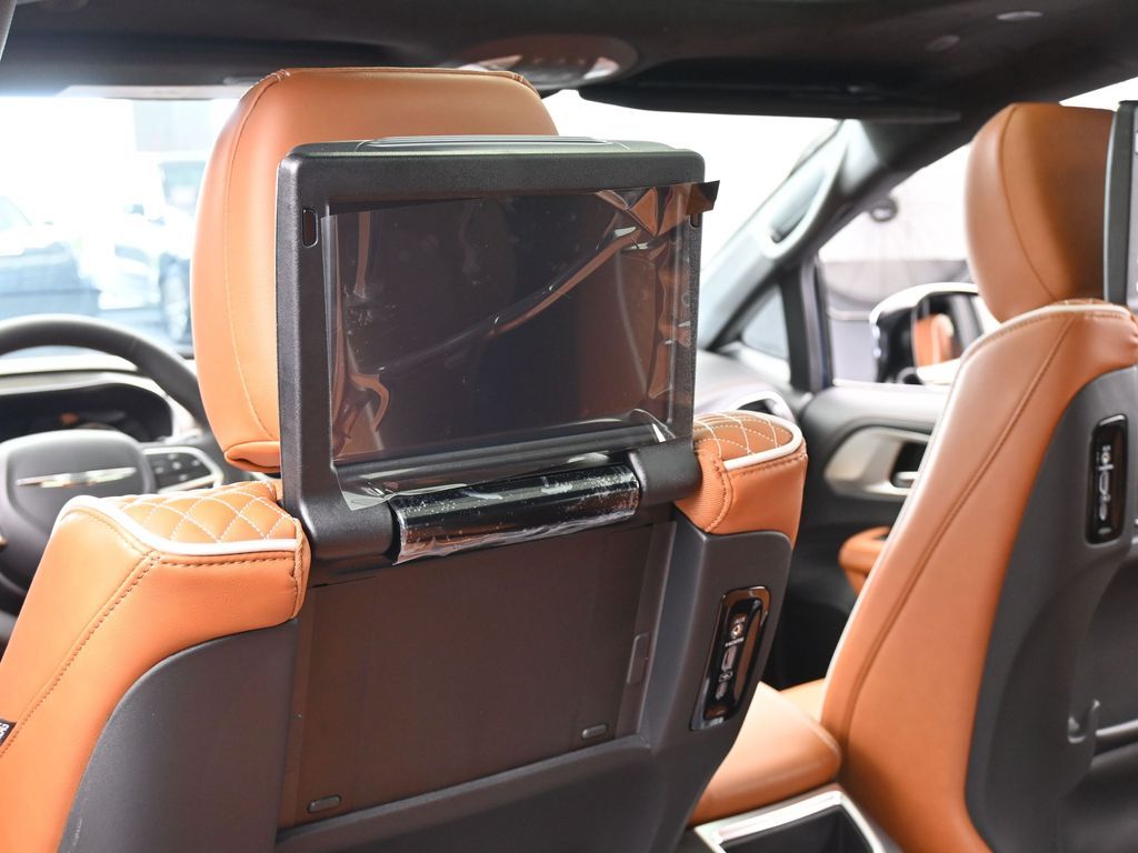 2025 Chrysler Pacifica Pinnacle photo 4
