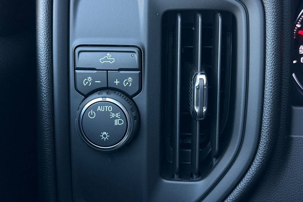 2025 Chevrolet Silverado 1500 Custom photo 28