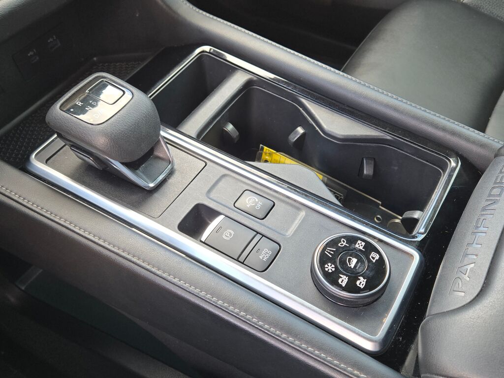 2023 Nissan Pathfinder SL photo 24