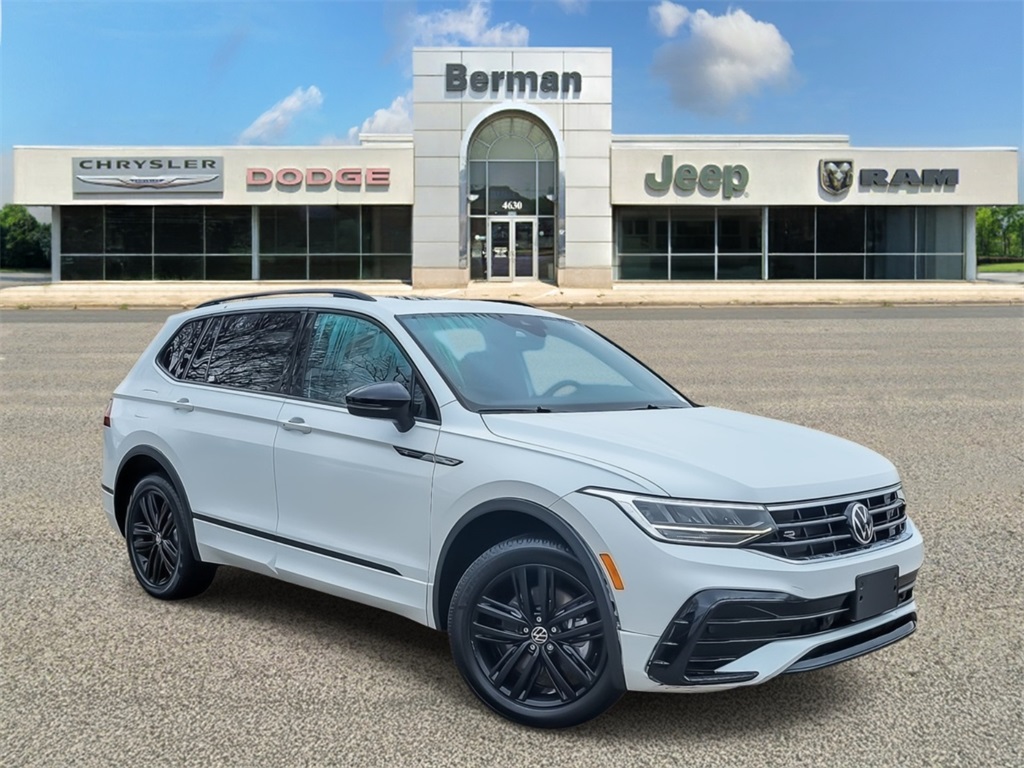 2022 Volkswagen Tiguan SE R-LINE BLACK's photo