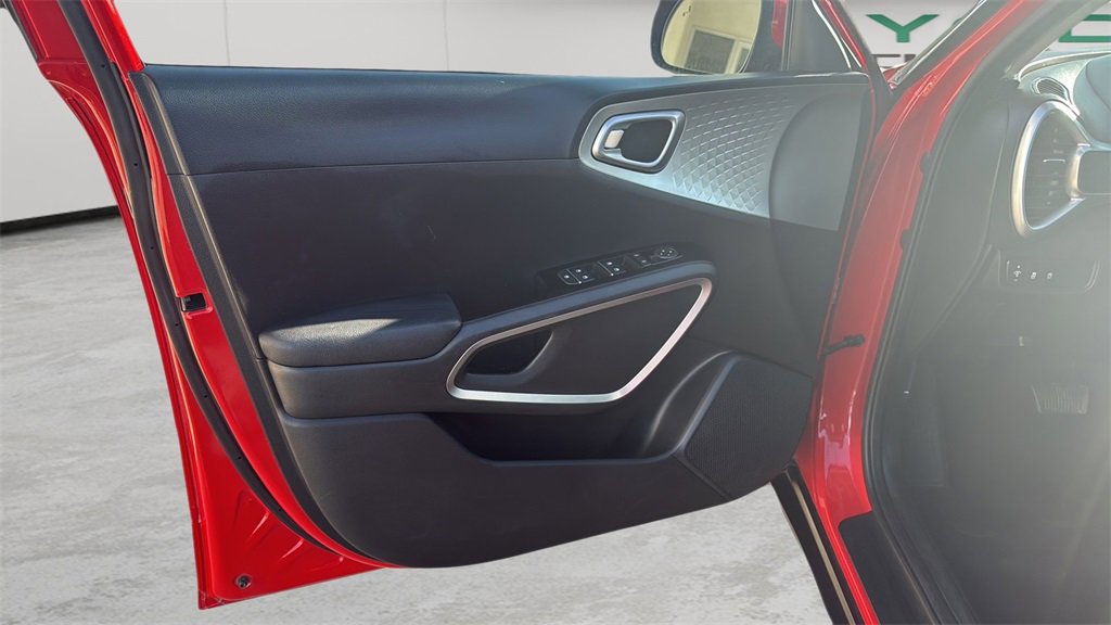 2023 Kia Soul LX photo 2