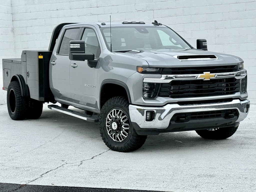 2025 Chevrolet Silverado 3500HD LT photo 2
