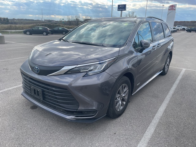 2021 Toyota Sienna LE photo 3