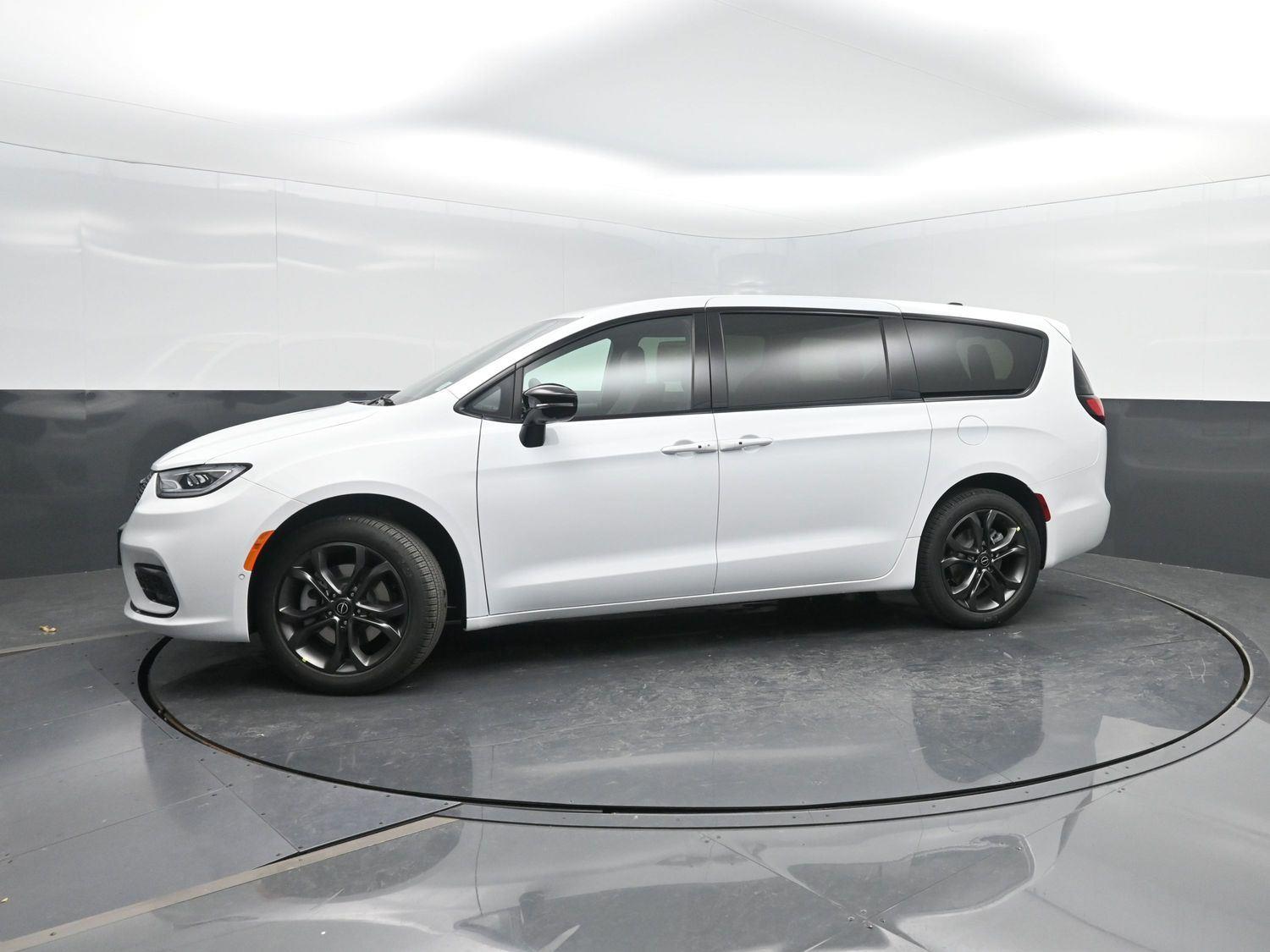 2026 Chrysler Pacifica Select's photo