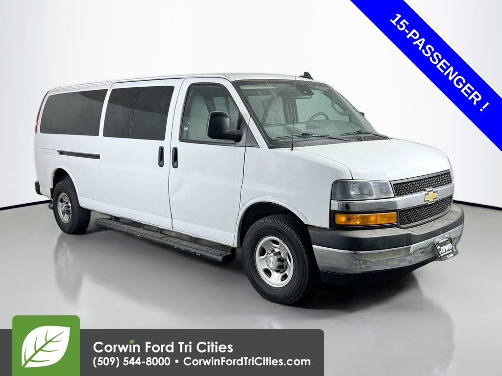 2019 Chevrolet Express Passenger LT's photo