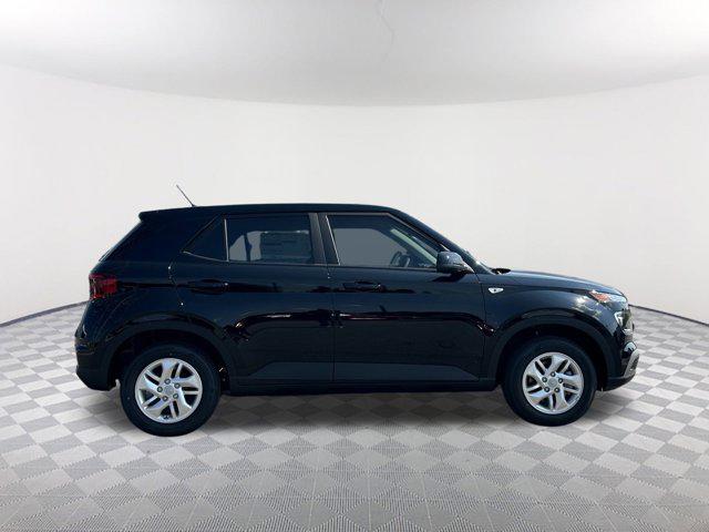 2025 Hyundai Venue SE photo 3