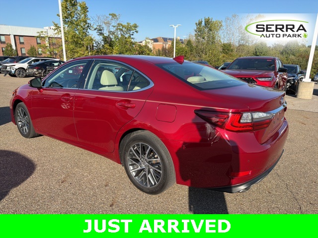 2016 Lexus ES 350 photo 4