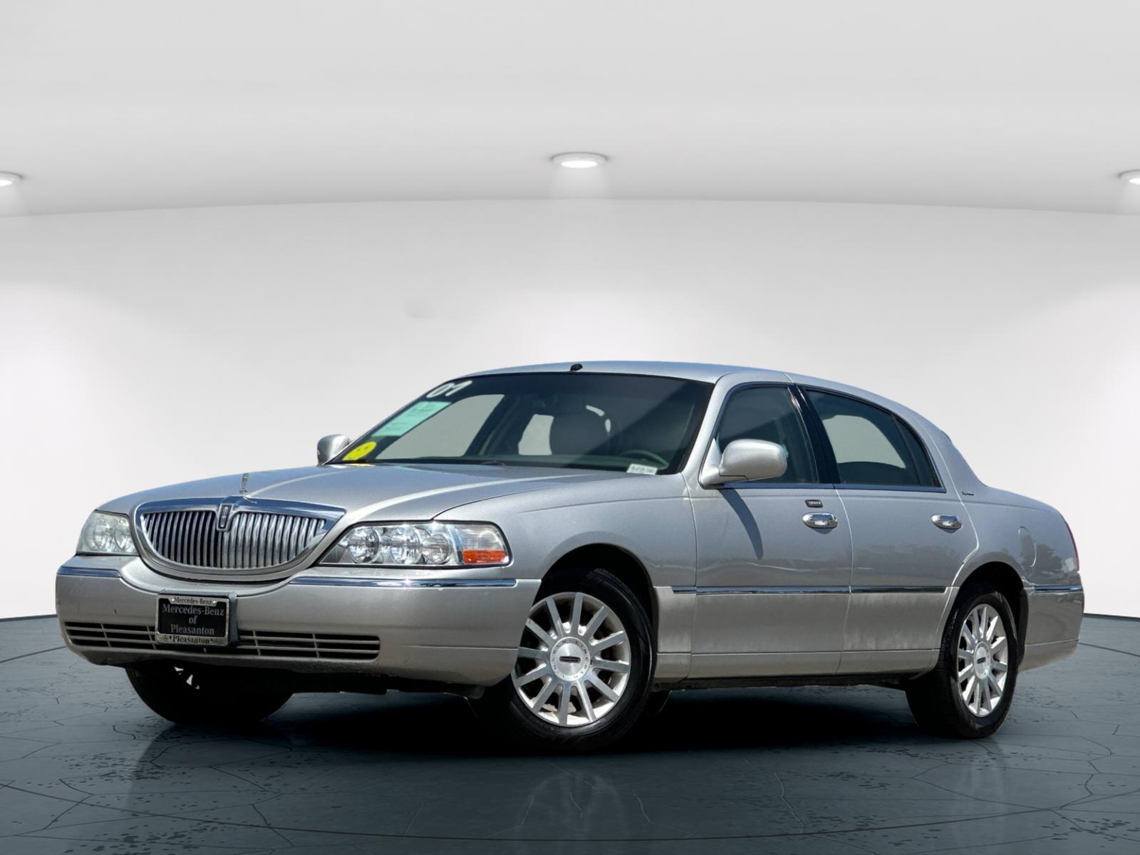 Used 2007 Lincoln Town Car Signature with VIN 1LNHM81W37Y622771 for sale in Pleasanton, CA