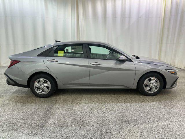 2025 Hyundai Elantra SE photo 4