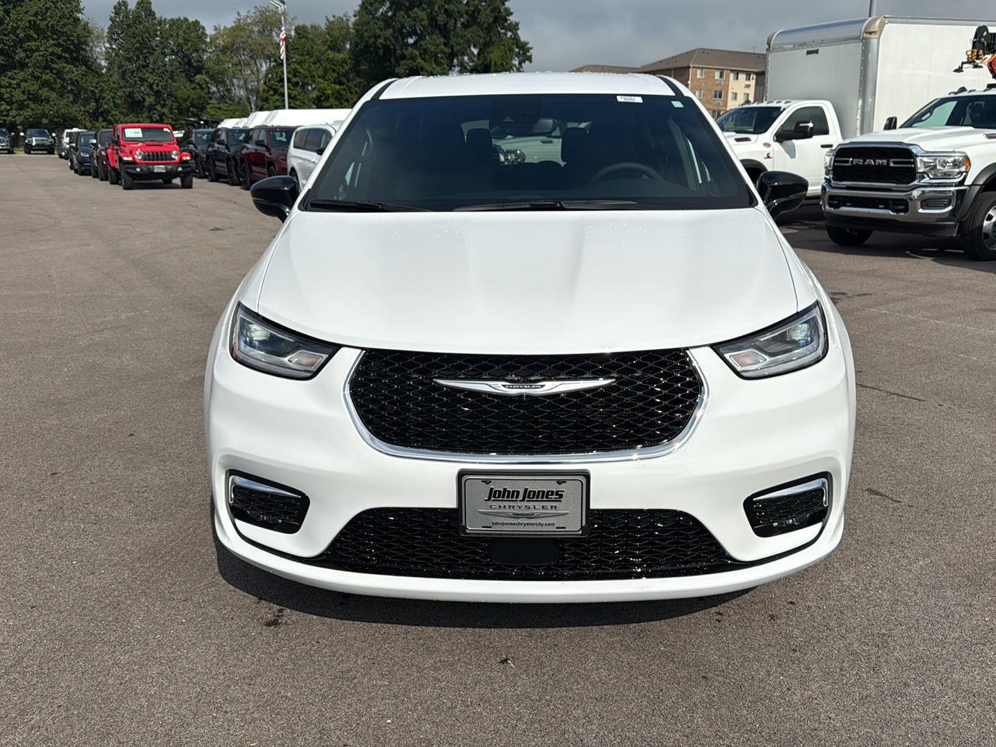 2026 Chrysler Pacifica photo 14