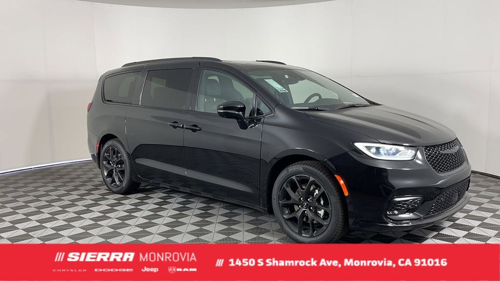 New 2025 Diamond Black Crystal Pearl-Coat Exterior Paint Chrysler Limited image 1