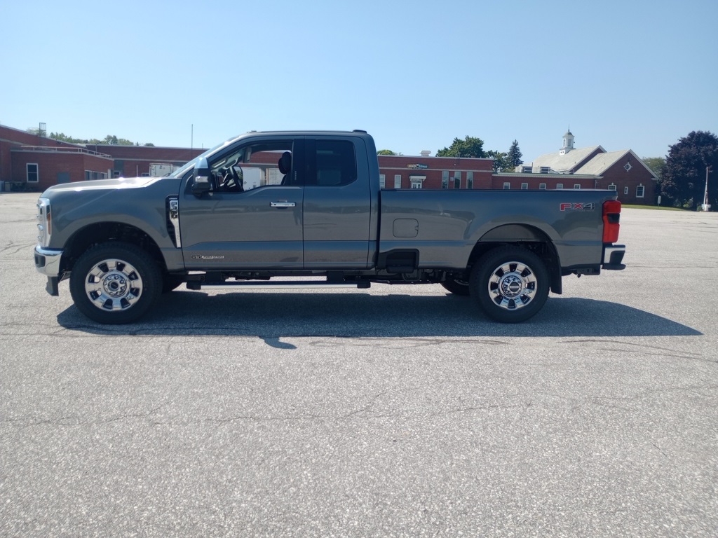 New 2024 Ford Super Duty F350® LARIAT Super Cab in F4099 Nucar New