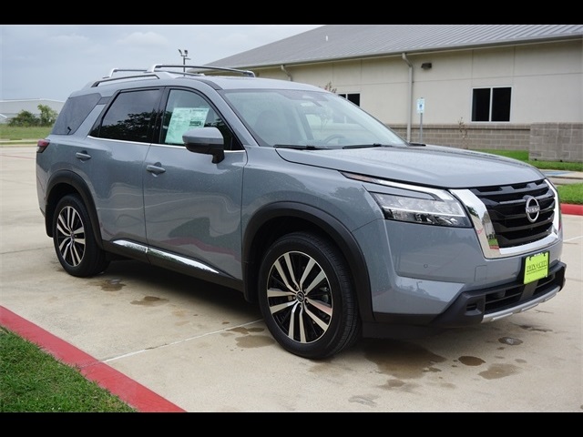 2025 Nissan Pathfinder Platinum's photo