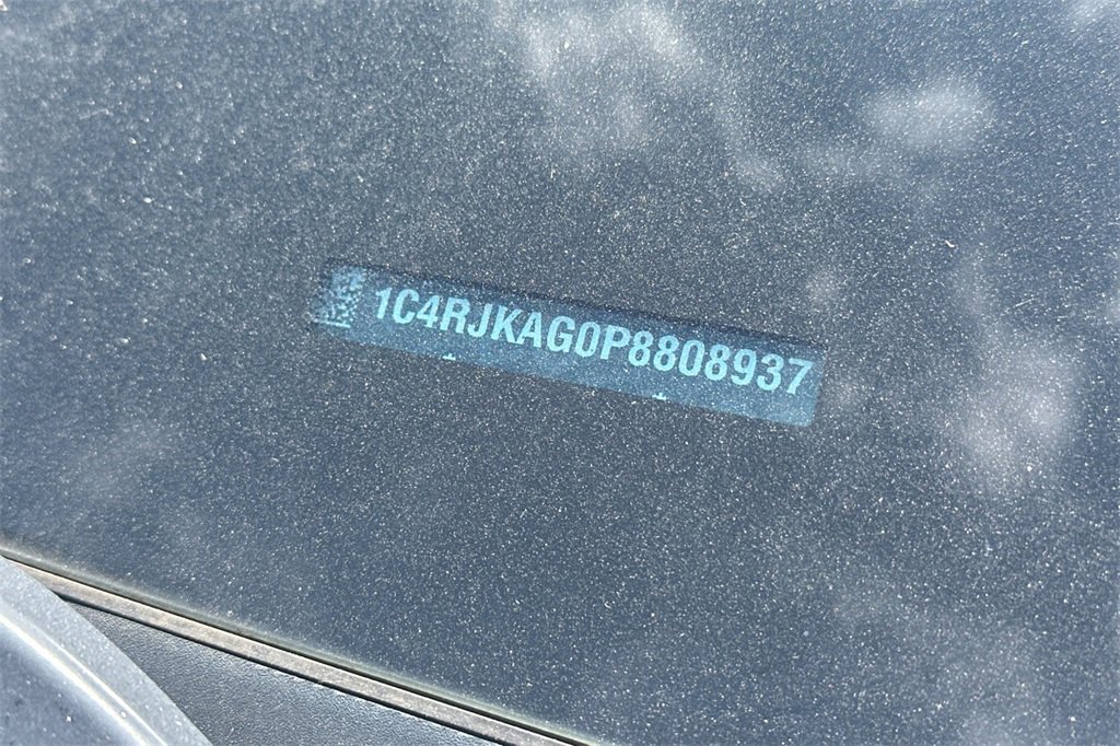 2023 Jeep Grand Cherokee Laredo photo 3