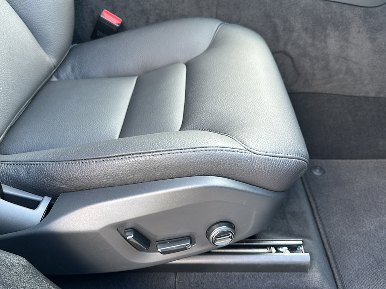 2023 Volvo XC60 B5 Plus photo 7