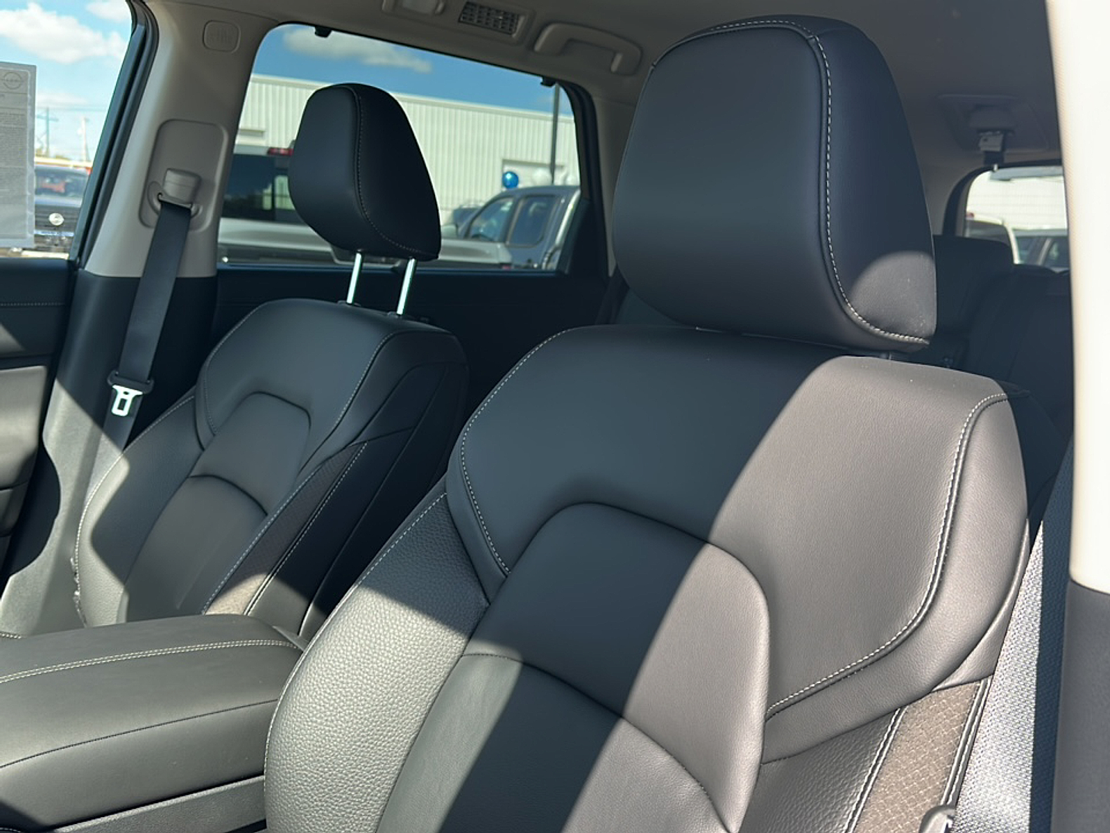 2025 Nissan Pathfinder SL photo 4