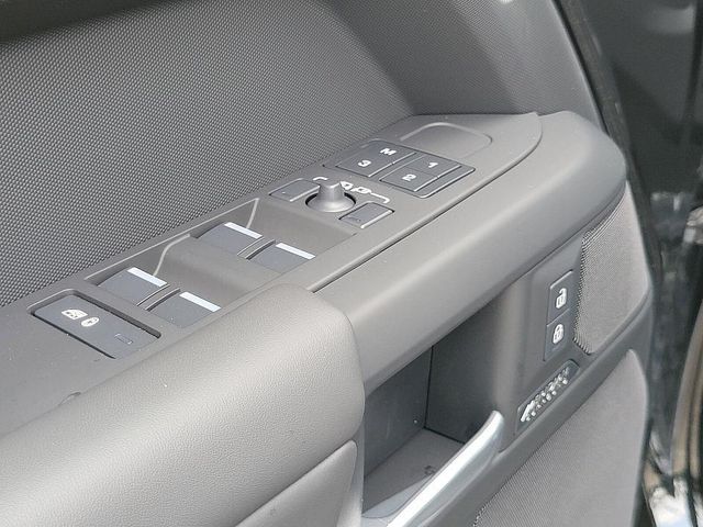 2025 Land Rover Defender 110 X-Dynamic SE photo 14