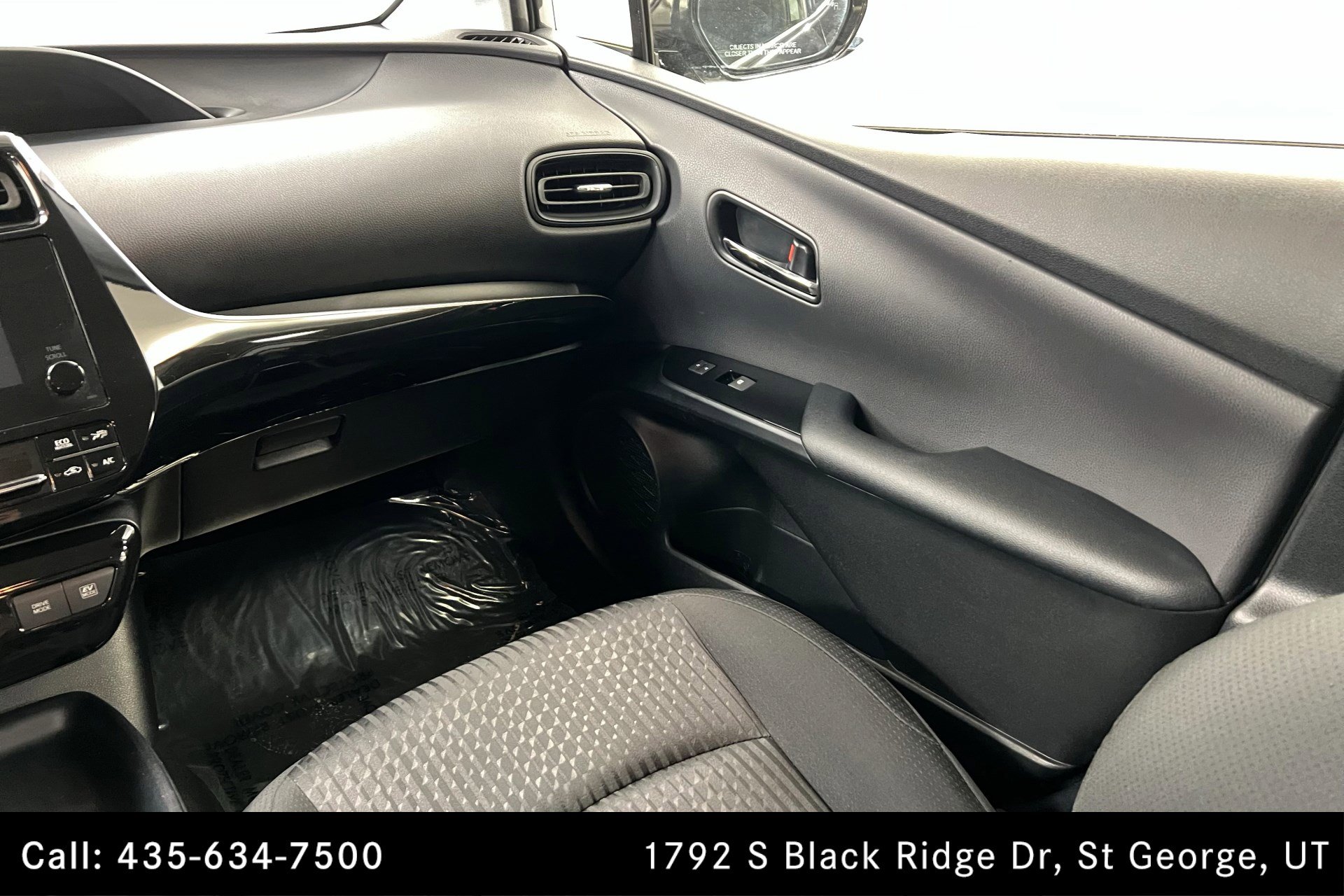 2017 Toyota Prius Two photo 10