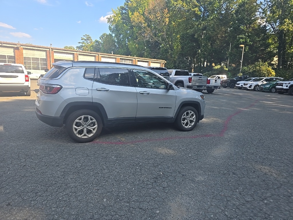 2024 Jeep Compass Latitude photo 3